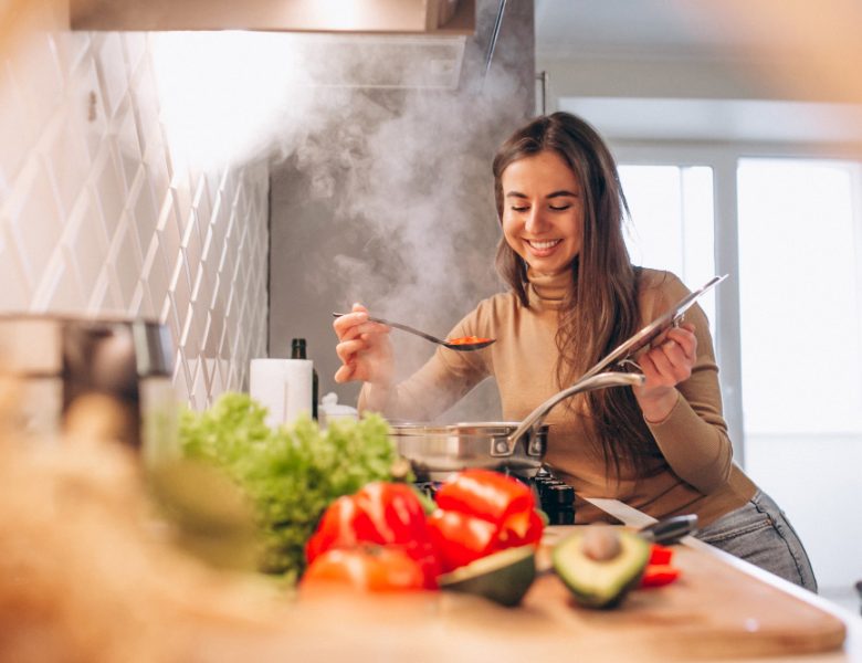 Économiser de l’énergie en cuisine : 7 conseils pour une cuisine plus durable et plus économique