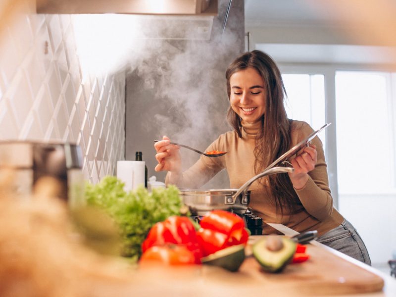 Économiser de l’énergie en cuisine : 7 conseils pour une cuisine plus durable et plus économique